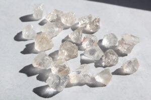 kryształ górski - naturalnie występujące bryłki kryształu górskiego