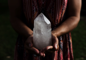 naturalny obelisk kryształ górski, czym są kryształy