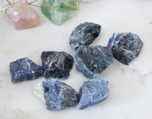 sodalit surowa bryłka magia kamieni