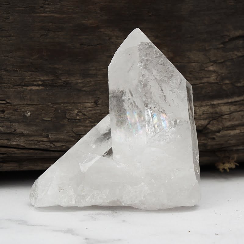 piękny naturalnie występujący kryształ górski w kształcie obelisku do sypialni