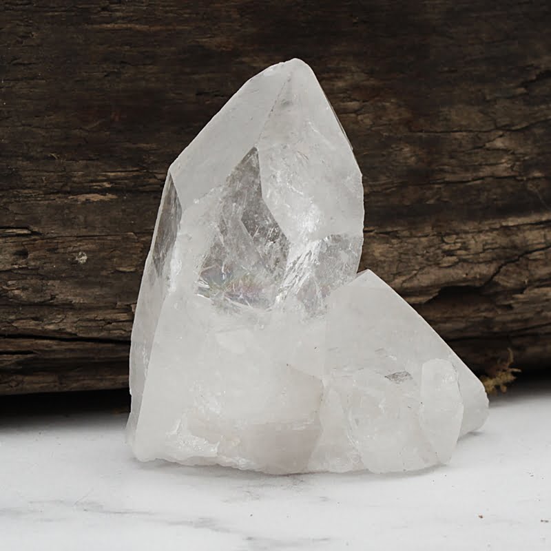 duży kryształ górski - naturalnie występujący, nieobrobiony w kształcie obelisku do sypialni
