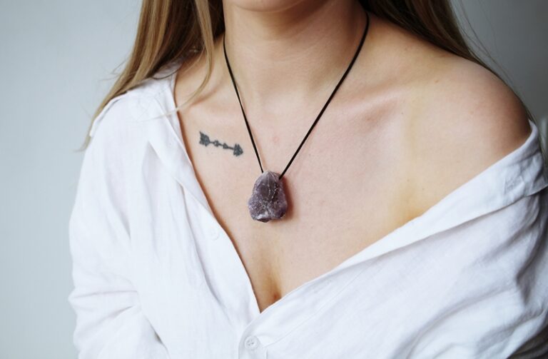 sklep ametyst wisiorek na rzemyku, naturalne kamienie biżuteria