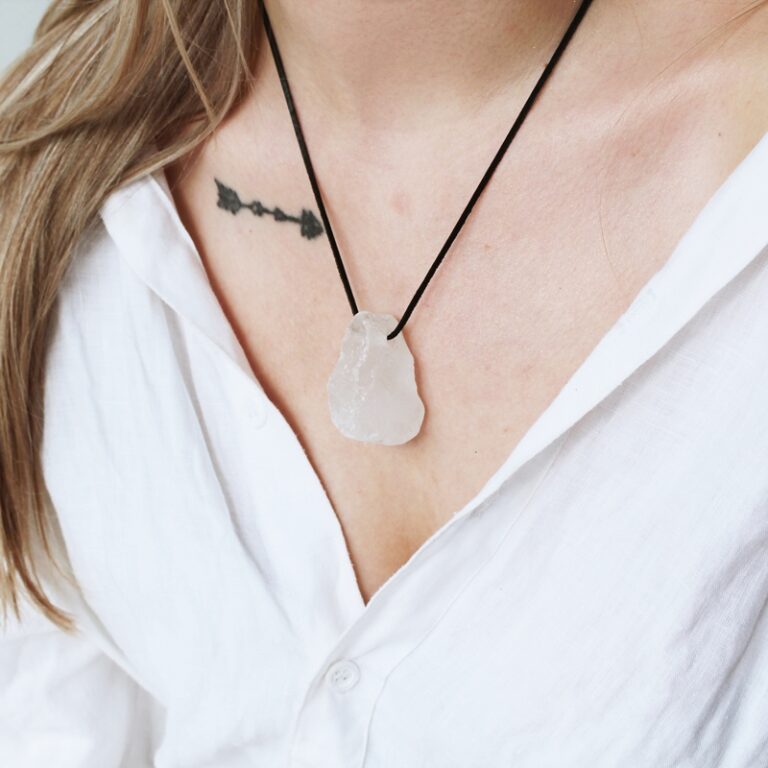 Kryształ górski surowy wisior na rzemyku sklep Artsento