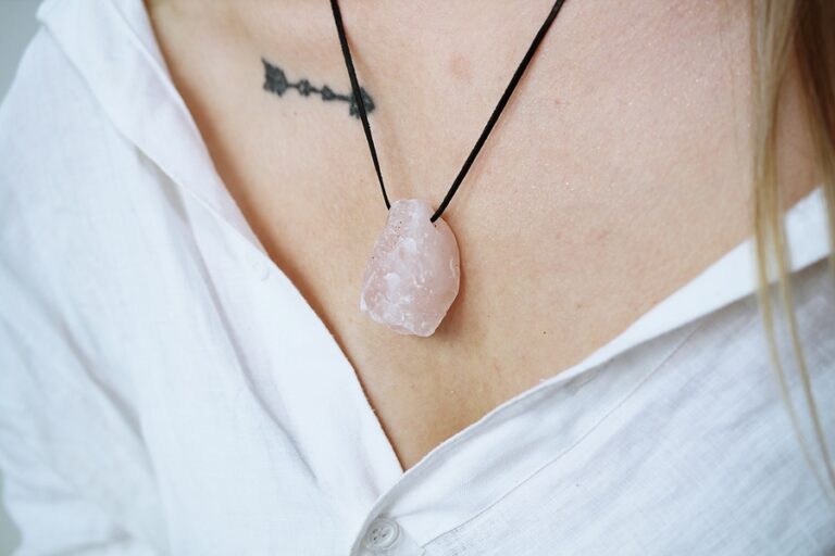 sklep wisiorek kwarc różowy naturalna bryłka na rzemyku