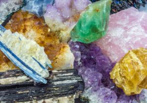 różne kształty kryształów kamieni szlachetnych