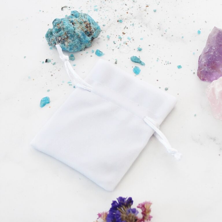 biały woreczek welurowy