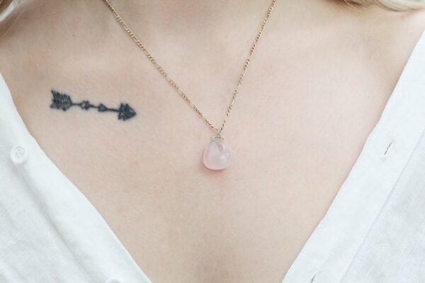 sklep wisiorek kwarc różowy sklep Artsento, biżuteria z kamieniem miłości różowy kwarc