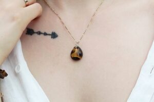 wisiorek tygrysie oko sklep z biżuterią z naturalnymi kamieniami