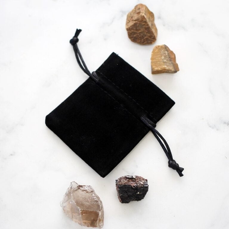 Czarny welurowy woreczek