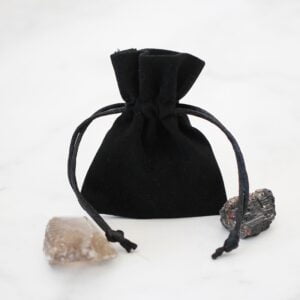 Czarny welurowy woreczek
