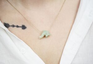 delfin wisiorek jadeit