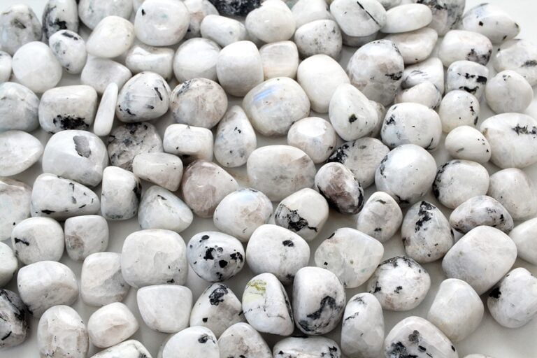 biały kamień księżycowy bryłka polerowana