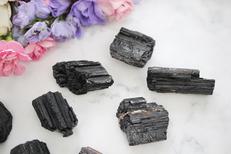 Czarny turmalin – jak oczyścić, aby służył przez lata?