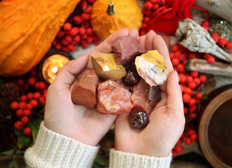 Czerwone kamienie na jesień