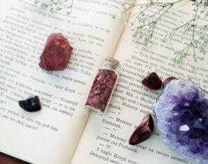 jaspis czerwony buteleczka z kamieniami Artsento czerwony kamień naturalny