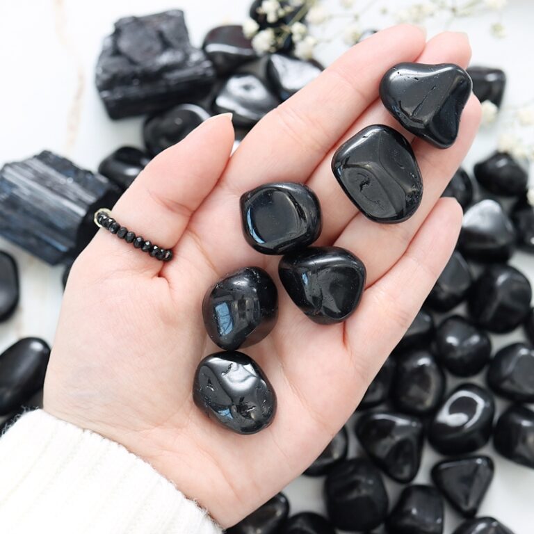 turmalin polerowany bryłka Artsento sklep z kamieniami naturalnymi