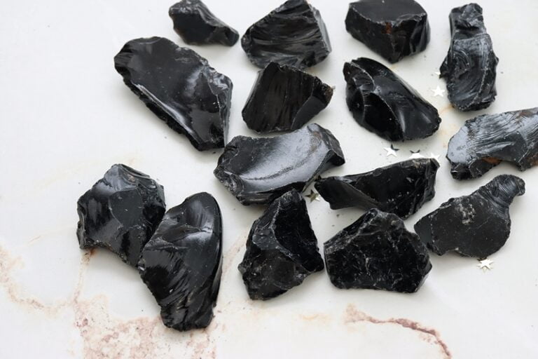 Obsydian czarny surowy duża bryłka