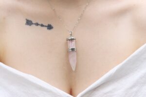 kwarc różowy zawieszka nabój kamienie naturalne