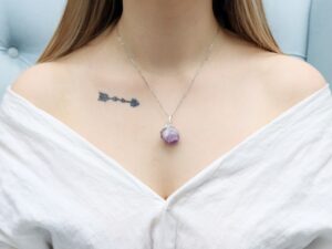 ametyst zawieszka z surowym kryształem szpic Artsento