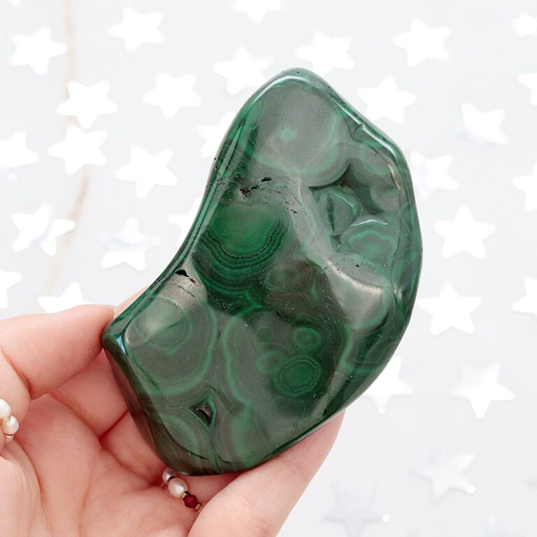 Polerowany malachit naturalny w odcieniach zieleni – kamień ochronny i talizman energii.