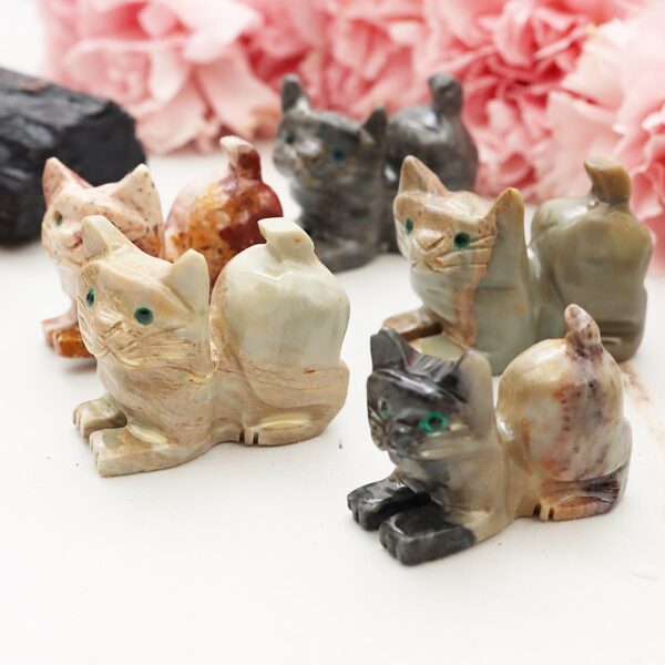 Figurka kot z kamienia mydlanego
