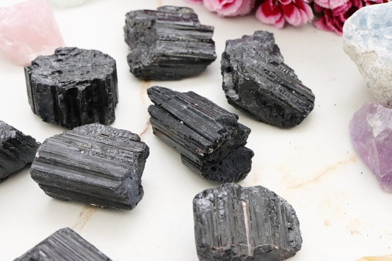 Czarny turmalin – jak nosić? Na której ręce?