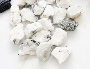 Biały kamień księżycowy surowy bryłka