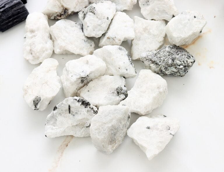 Biały kamień księżycowy surowy bryłka