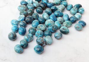 Apatyt polerowany bryłka