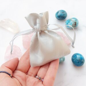 Srebrny satynowy woreczek