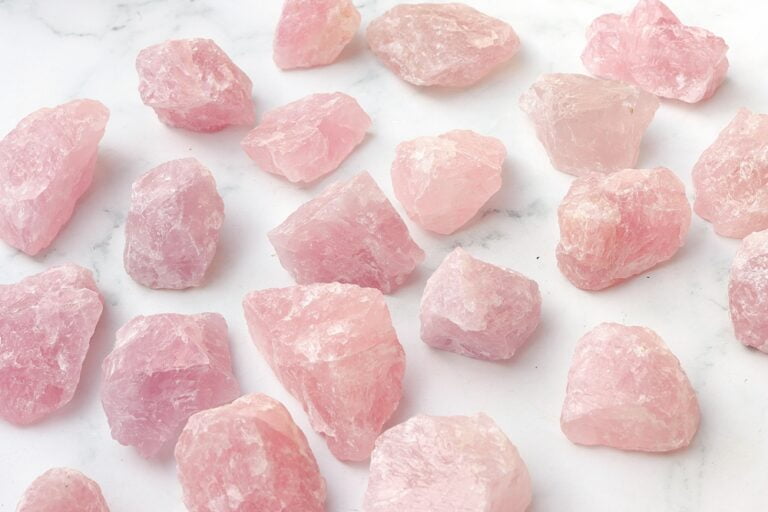 Jak sprawdzić czy kwarc różowy jest prawdziwy? Praktyczny poradnik dla każdego