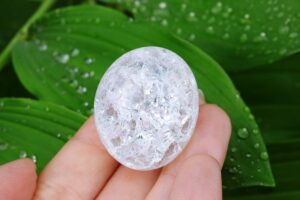 Kryształ górski kwarc lodowy polerowany bryłka