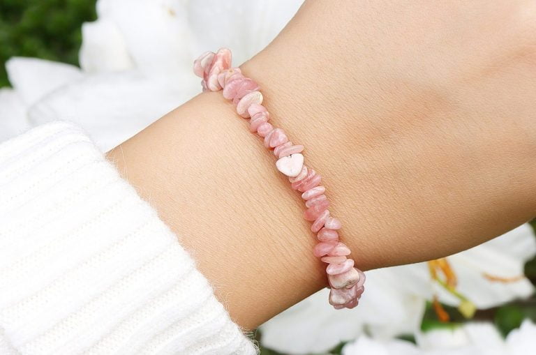 Na której ręce nosić bransoletkę z kamieni?