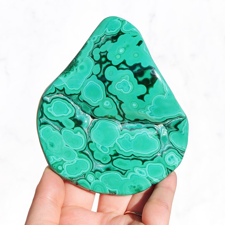 Polerowany malachit naturalny w intensywnej zieleni – kamień ochrony i harmonii emocjonalnej.