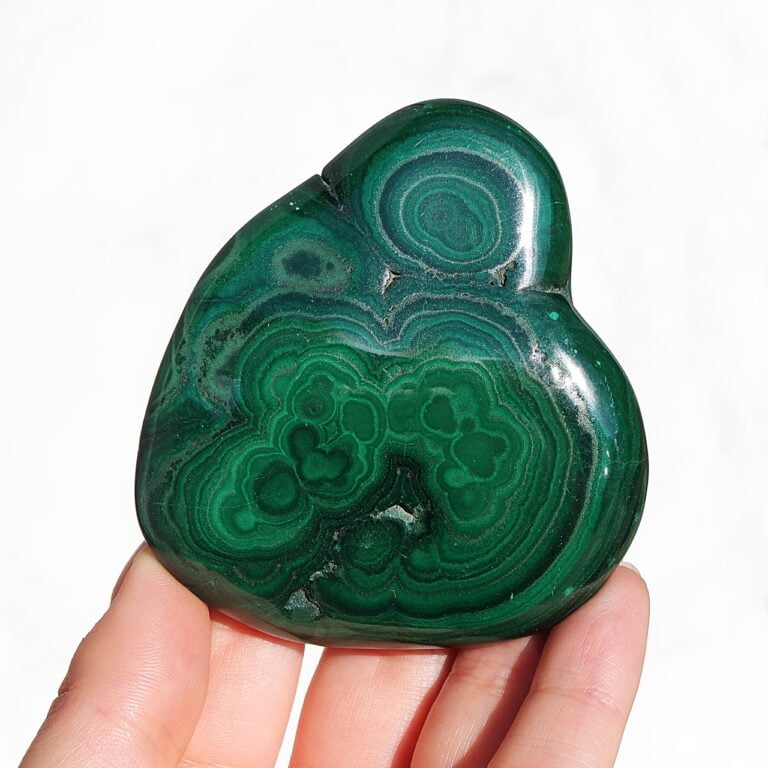 Malachit naturalny w kształcie serca – kamień ochrony, równowagi i miłości.
