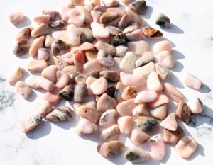 Opal różowy Andyjski polerowany bryłka