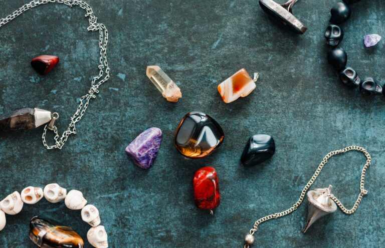 Najpopularniejsze kamienie naturalne do biżuterii: zestawienie top 10.