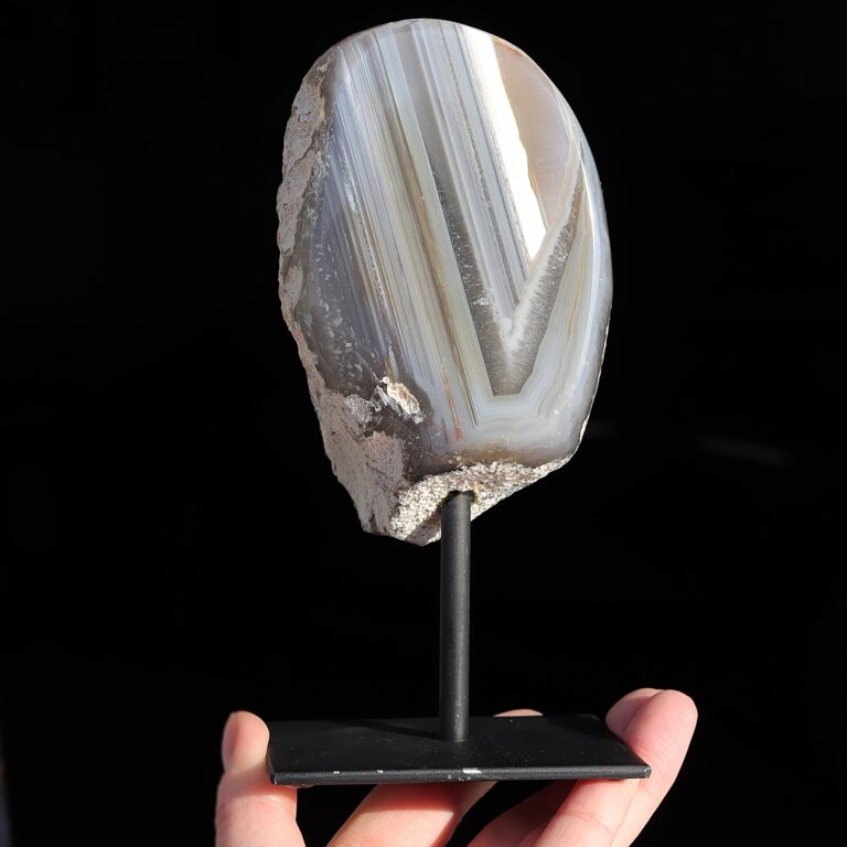 Unikalny agat na podstawce - kamień ochronny i stylowa ozdoba.