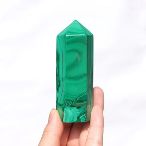 Obelisk z malachitu w kolorze intensywnej zieleni - kamień ochrony i harmonii