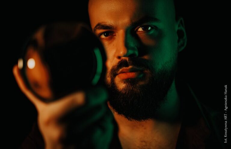 W świecie kart Tarota, intuicji i duchowych odkryć – wywiad z Wojciechem Artemisem