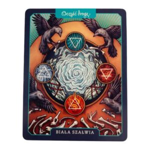 Karta "Biała Szałwia" z talii Magiczne Rośliny z napisem "Oczyść drogę" – ilustracja przedstawia kruki, żywioły i kości w okręgu symbolizującym spirytualne oczyszczenie.