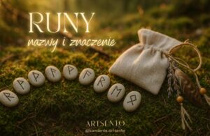 Kamienie z wyrytymi symbolami run leżące na mchu obok lnianego woreczka z piórkiem i lawendą; napis „Runy – nazwy i znaczenie”. Styl naturalny, duchowy, inspirowany magią i ezoteryką.
