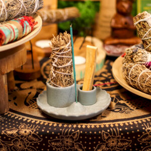 Ceramiczna podstawka pod kadzidła Palo Santo i kadzidła patyczkowe – aranżacja rytualna z kadzidłami.