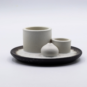 Ceramiczna podstawka pod kadzidła z trzema pojemnikami na Palo Santo, kadzidła stożkowe i patyczkowe.
