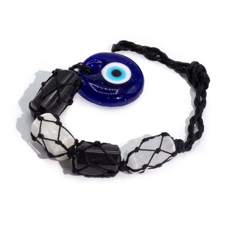 Zawieszka ochronna z czarnym turmalinem, białym selenitem i symbolem Złego Oka, ręcznie pleciona czarnym sznurkiem.