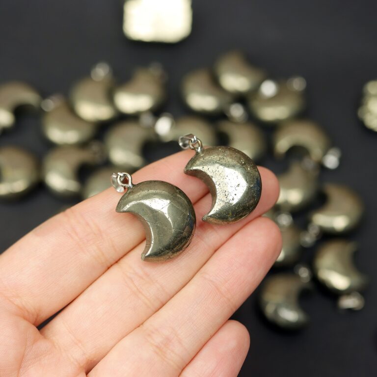 Kryształowy wisiorek piryt księżyc, kamień przyciągający bogactwo i pomyślność. Unikalna biżuteria z minerałów.