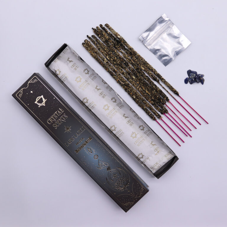 Zestaw Kadzidełka Kryształowe Aromaty Piżmo, 10 kadzidełek smudge i naturalny kryształ Lapis Lazuli.