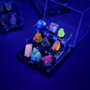 Zestaw fluorescencyjnych minerałów w witrynce UV - kolekcja 9 świecących kamieni (1.5-2cm)
