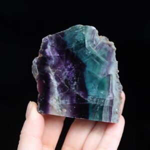 Fluoryt tęczowy stojąca forma 202gram 6.5cm - kamień organizacji i klarownych myśli