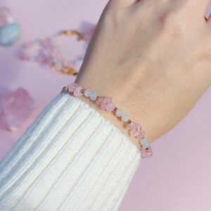 Delikatna bransoletka z akwamarynu i kwarcu różowego na nadgarstku - srebro 925